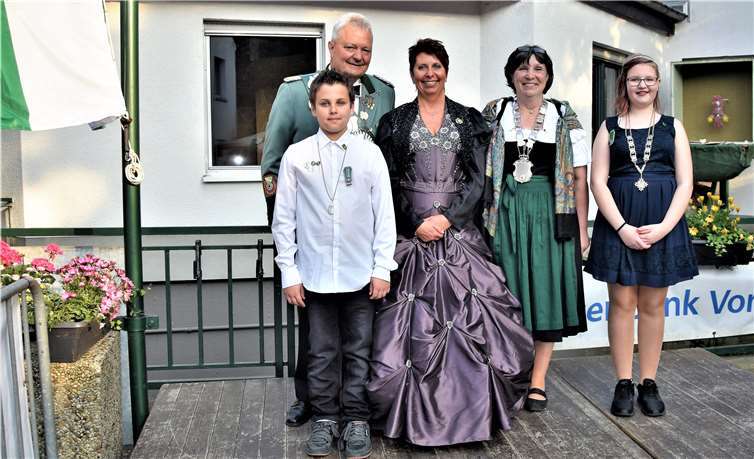 Majestät Walter Honerbach mit Gattin Andrea, Schützenliesel Hannelore Enders und die Jungschützen.
