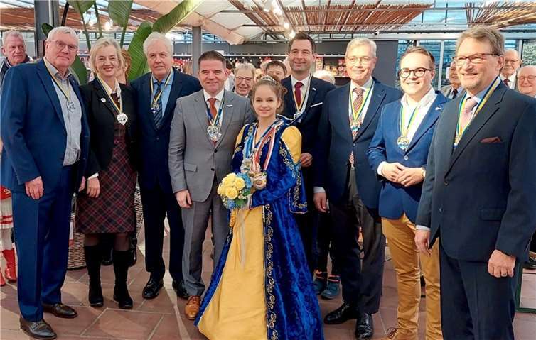 Majestät im Mittelpunkt: Prinzessin Leah I. und frisch gekürte Ordensträgerinnen und Ordensträger beim Neujahrsempfang der CDU Meckenheim. Foto: privat