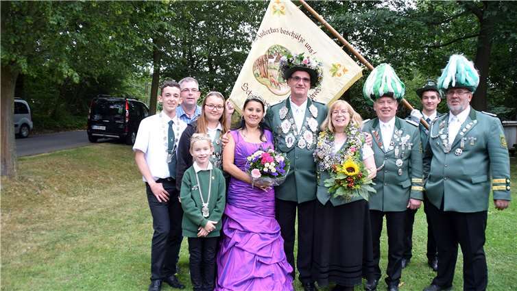 Majestäten in allen Klassen: Die Oberdreeser Schützen feiern ihre neuen Würdenträger (v.li.) Manuel Bertram, Hubert Bertram, Nathalie Zavelberg, Nell Weiner, das Königspaar Sandra und Ludwig Metternich, Magdalena von Goscinski, Manfred von Goscinski, Fahnenträger André Zavelberg sowie Kaiser der Könige Peter Kaczun.Foto: ESF