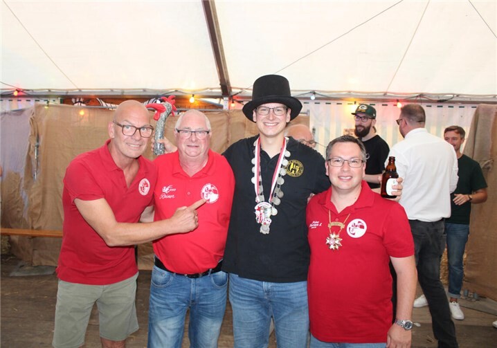 Majestäten unter sich: Der neue Hahnenkönig Pascal Blees (2. von rechts) und der amtierende Heimersheimer Karnevalsprinz Florian I. (Welter, rechts) samt der Abordnung der KG Närrische Landskroner und des Funkencorps Heimersheim.   Fotos: DU