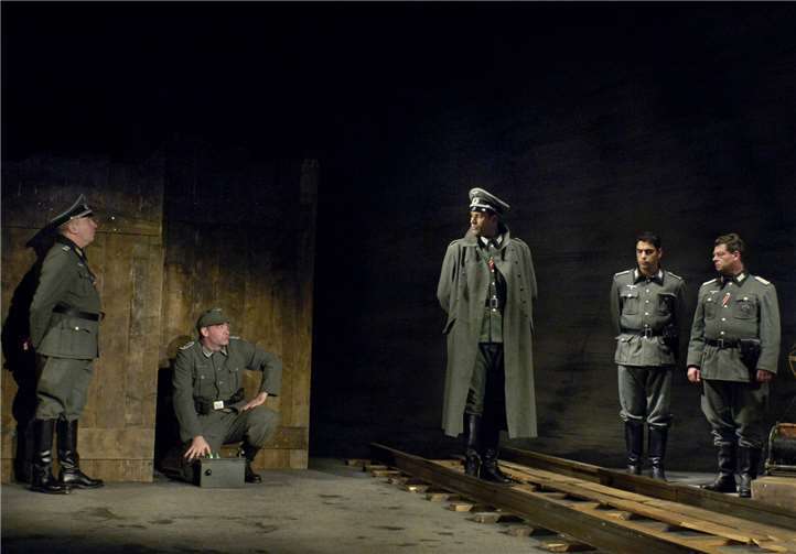 Major Scheller übernimmt das Brückenkommando. ad Erpelle