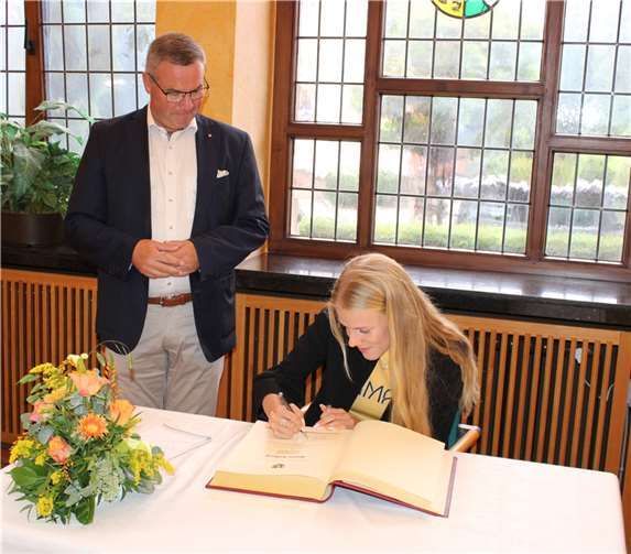 Olympia-Gefühl im Kreishaus Majtie Kolberg beim Eintrag ins Goldene Buch. Foto: DU