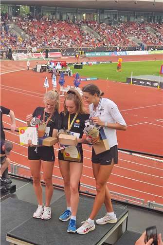 Majtie Kolberg (l.) mit Medaille und Urkunde.  Foto: privat