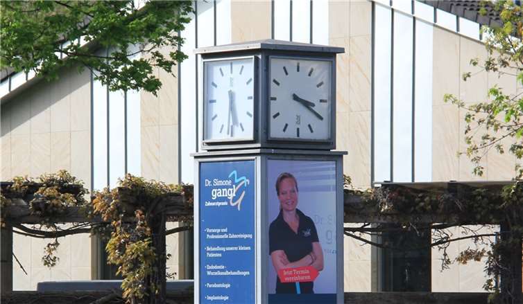 Mal 15.20 Uhr, mal 17.30 Uhr: Die Uhr hat schon lange keinen Uhrmacher mehr gesehen.  Foto: GS