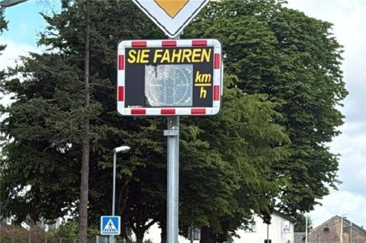 Mal geht sie, mal nicht: Anzeigetafel in Altendorf-Ersdorf. 