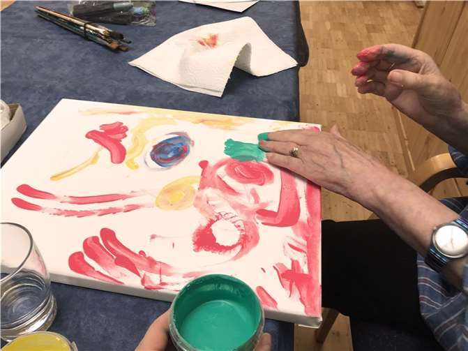 Malen mit Fingerfarben. Foto: privat