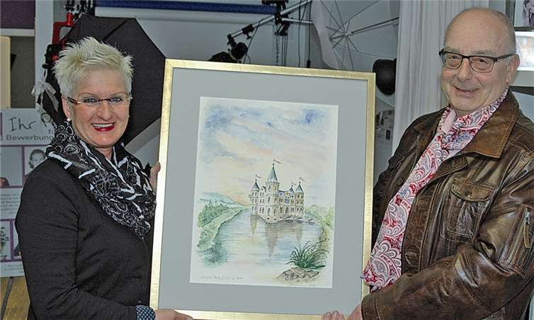 Maler Franz-Peter Zimmermann (r.), die Wasserburg und „seine Galeristin“ Claudia Flück. BL