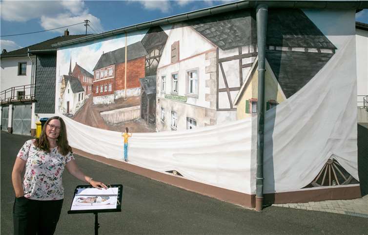 Malerin Anette Fritsch schuf in mehrwöchiger Arbeit ein etwa 50 Quadratmeter großes Wandgemälde am Dorfgemeinschaftshof in Birresdorf. Fotos: Jost