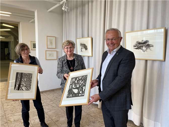 Malerin Frieda Zander (Mitte) hat etliche Bilder ihrer Sammlung dem Neuwieder Roentgen-Museum geschenkt. Rosina Kusche-Knirsch (links) hat sie zur Freude von Landrat Achim Hallerbach im Kreishaus aufgehängt.