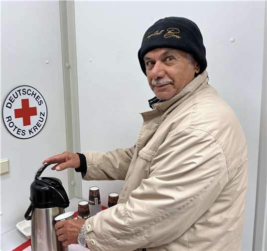 Malik Rifaav kommt häufig ins DRK-Begegnungs- und Servicecenter Ahr. Bei einem Becher heißem Kaffee tauscht er sich gerne mit den anderen Besuchern aus.  Foto: Astrid Zens / DRK-Kreisverband Ahrweiler e.V