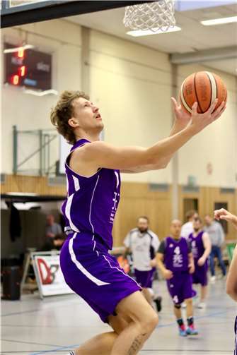 Malte Baumecker beim Korbleger.