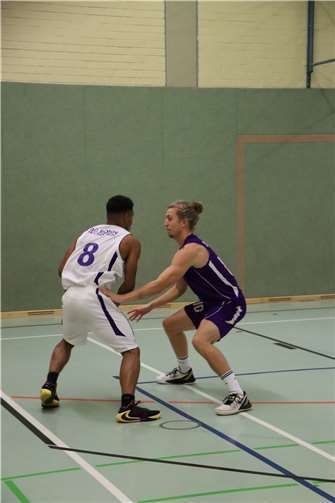 Malte Baumecker stoppt seinen Gegenspieler. Foto: