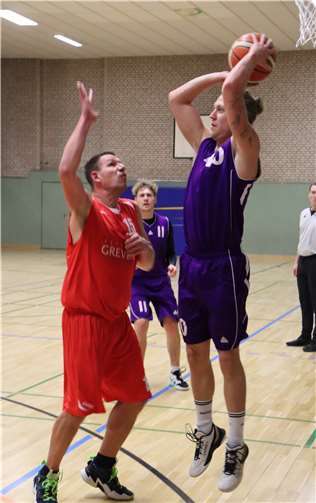 Malte Baumecker trifft per Dreipunktewurf. Fotos: privat