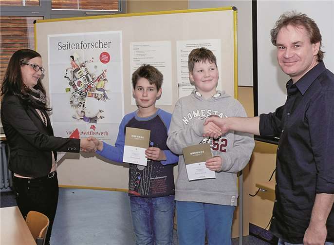 Malte Celauro (links) und Alexander Sonntag (r.) gewinnen Vorlesewettbewerb der Boeselager-Realschule – hier gratulieren Natalie Hess und Dr. Rüdiger Becker.