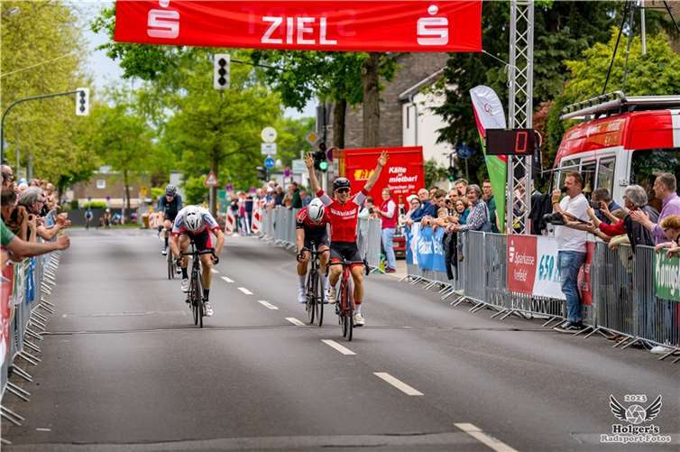 Malte Link (RSC Mayen) holt den Sieg bei „Rund in Fischeln“.  Fotos: Holger Weinandt („Holger Radsportfotos“)
