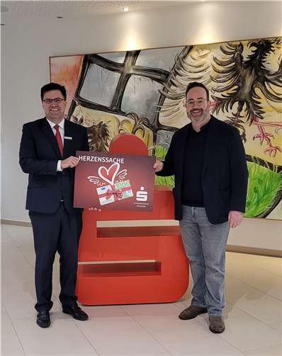 Malte Oltersdorf (l.) überreichte die Spende an Dr. Jörg Henkel (r.).  Foto: privat