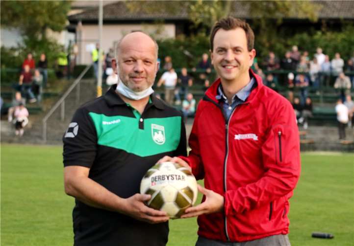 Malte Tack, Geschäftsführer der Vulkan Brauerei mendig sponserte den Spielball.