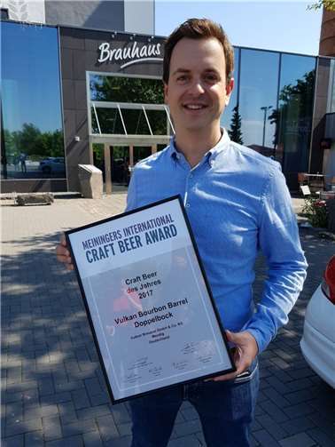 Malte Tack, der Geschäftsführer der Vulkan Brauerei in Mendig nahm voller Stolz die Auszeichnung für das beste deutsche Craftbier entgegen.