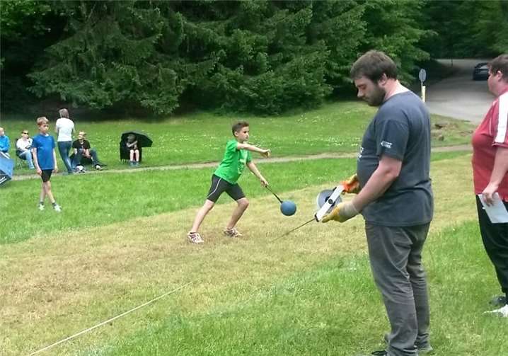 Malte Weiß beim Schleuderball.privat