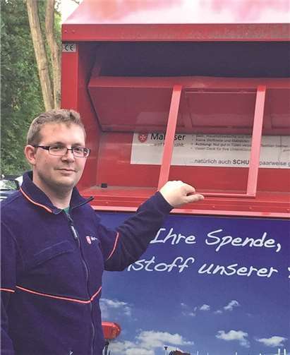 Malteser-Stadtbeauftragter Christian Löllgen vor einem der Meckenheimer Altkleidercontainer. privat