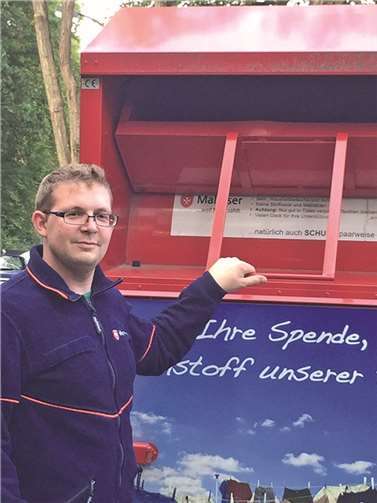 Malteser-Stadtbeauftragter Christian Löllgen vor einem der Meckenheimer Altkleidercontainer. privat