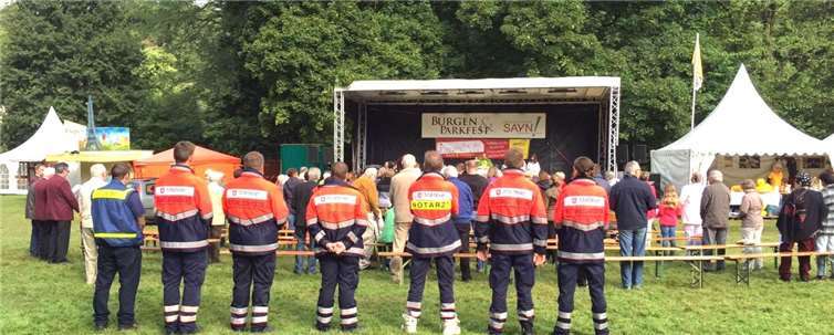 Malteser beim Gottesdienst im Schlosspark Sayn. -PS-