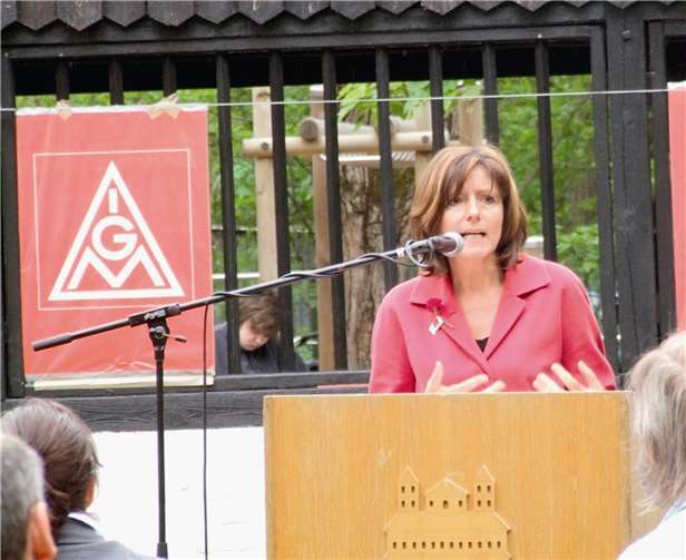 Malu Dreyer als Hauptrednerin bei einer Kundgebung zum Tag der Arbeit 2010. Wikipedia/Claus Ableiter