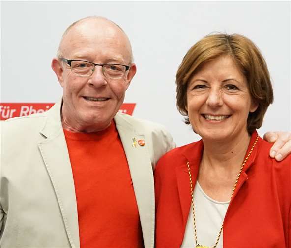 Summa summarum weit über 100 Jahre im Einsatz für das Gemeinwohl Malu Dreyer erhält von Peter Olf den Sessionsorden des CCKK 2019: „In Kowelenz geht’s rund - wir bleiben Bund(t)“. Foto: privat