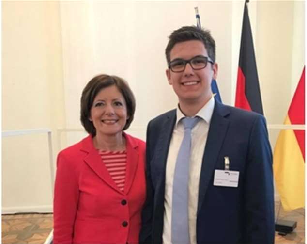 Malu Dreyer (li.) lud Timo Krämer ein,um sich für sein Engagement zu bedanken. Foto: Privat