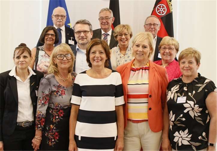 Malu Dreyer mit ihren Gästen in der Staatskanzlei.Staatskanzlei RLP