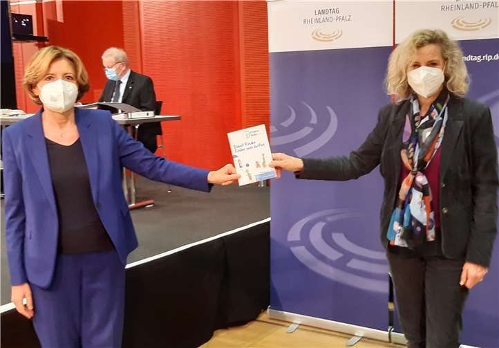 Malu Dreyer nahm das Jubiläumsheft im Landtag entgegen.Quelle: Friedenskinder Koblenz