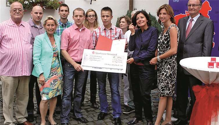 Malu Dreyer übergab der Mannschaft von Jugendfeuerwehrwart Florian Ziegenhein einen Scheck über 150 Euro und den Jugend-Aktiv-Preis der SPD.DL