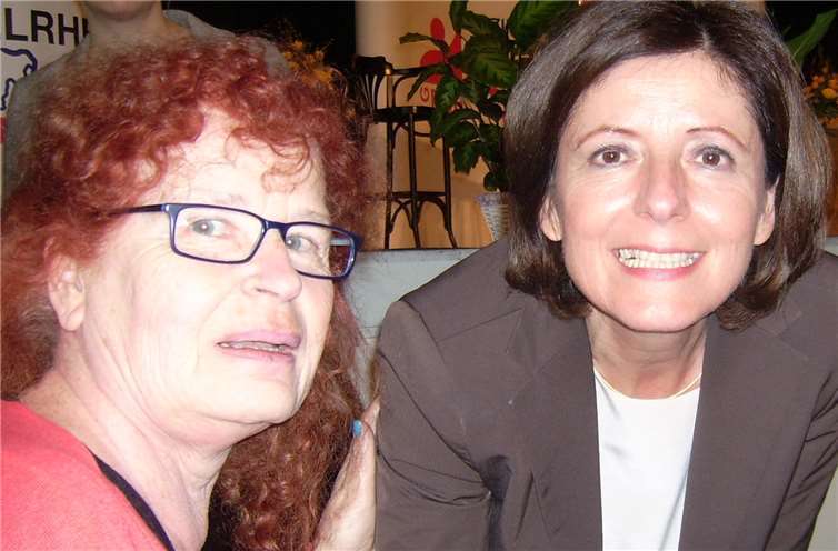 Malu Dreyer und Hedi Schenk, Vorsitzende der Bendorfer Senioren, im Gespräch. privat