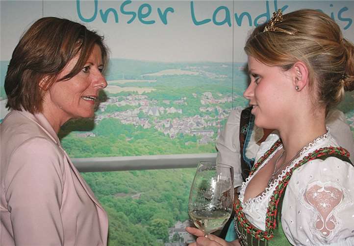 Malu Dreyer und Kathrin, die amtierende Weinkönigin von Leutesdorf.