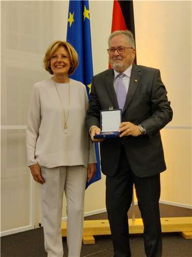 Malu Dreyer und Peter Josef Schmitz bei der Übergabe. Foto: privat