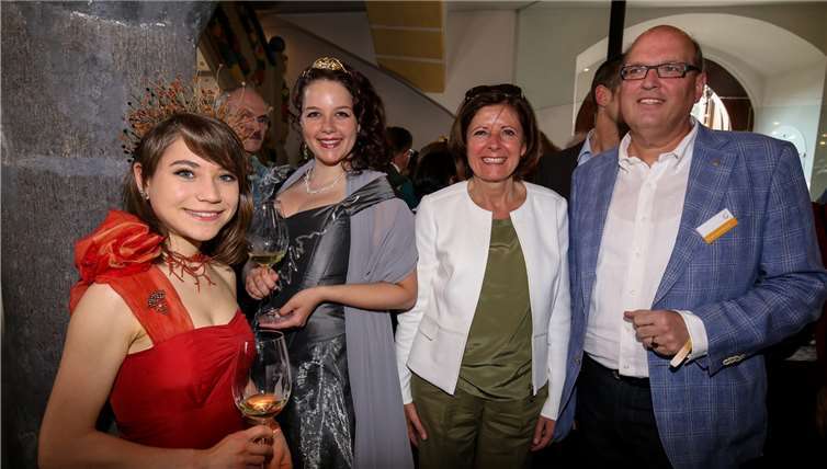 Malu Dreyer wurde von der Winninger Weinhex, der Weinkönigin und Frank Hoffbauer herzlich begrüßt.EP