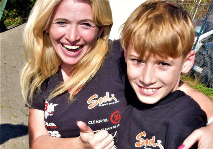 „Mama Förderer“ ist ganz stolz auf ihren Enrico. Nun steigt er schon auf und wird auf dem größeren Juniorkart fahren.