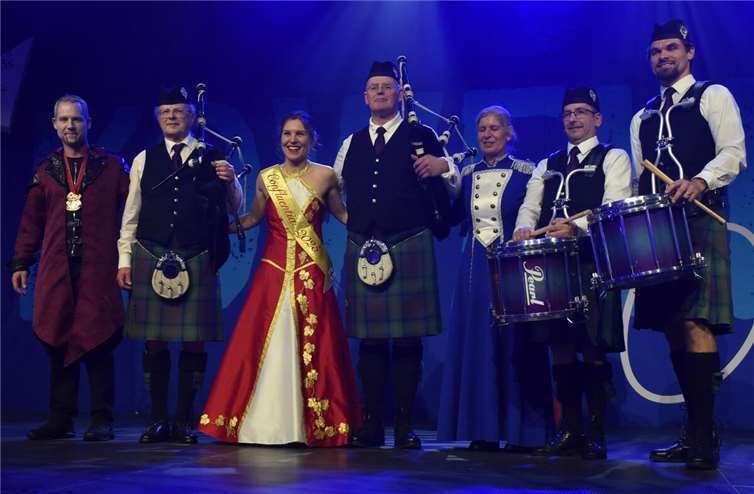 Mama und Bruder haben Tochter Kim den Auftritt der 56th District Pipe Band Koblenz geschenkt.