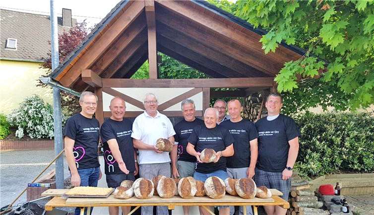 Mamma Mia! Dank dem Einsatz von freiwilligen Wirfuser Bürgern können nun leckere Pizza und andere Backwaren im ortseigenen Backhaus hergestellt und genossen werden.Privat