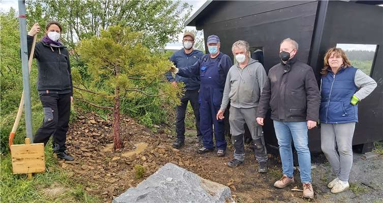 Mammutbaum erfolgreich gepflanzt: v.li. Marion Bugl, Dennis Molitor, OV Werner Kasel, Achim Schumacher, Baumstifter Paul und Vera Schüller.Foto: OB Ramersbach