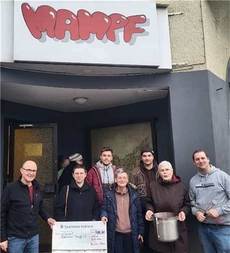 Mampf-Mitarbeiter Erich Weber, Loriana, Brigitte, Ursula und Christian von Die Linke. Koblenz (v.l.): hinten Studenten/Hochschulkaktionsgruppe „Kälteschutzräume“. Quelle: Die Linke. Koblenz