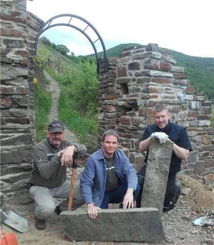 „Man-Power“ im Burgberg. Ein Teil der Ritterschaft einmal in neuzeitlicher Gewandung (v. l. n. r.: N. Becker, A. Griess-Dany und H. Simonis). privat