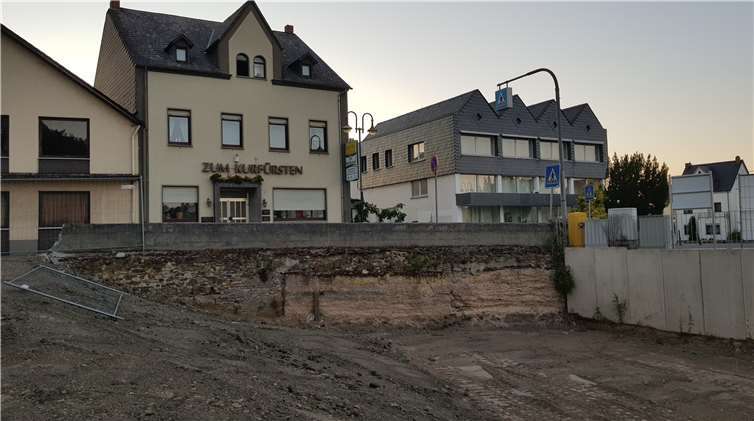 Man erkennt deutlich die unterschiedlichen Geländehöhen zwischen dem ehemaligen Wassergraben sowie der angrenzenden Burgstraße. Der Name der Gaststätte „Zum Kurfürsten“ erinnert an die kurfürstliche Zeit.