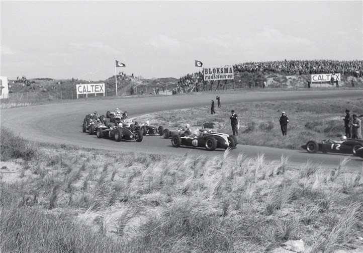 Man fährt nach vielen ‚Skandalrennen‘ mit tödlichen Unfällen wieder im niederländischen Zandvoort‚ zu Ehren‘ von Max Verstappen. Hier Bilder vom Großen Preis der Niederlande 1961. Foto: Ridder