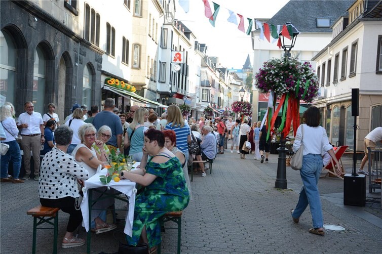 Man genoss an Tischen mitten auf der Marktstraße.