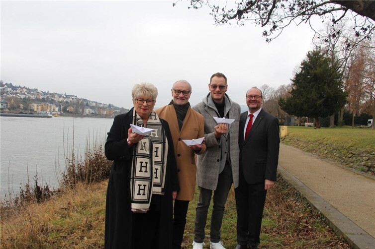 Man hat die Besucherströme genau analysiert und kommt immer zu demselben Ergebnis: Koblenz wird das Tor zur Bundesgartenschau sein, und deshalb müssen die „Macher“ gewährleisten, dass der Pendeldienst per Schiff auf dem Rhein eine klare Voraussetzung ist, um die Besucherströme richtig zu leiten.