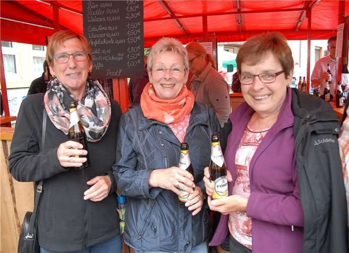 Man muss nicht unbedingt selbst Treckerfahrer sein, um auf der Veranstaltungin Isenburg Spaß zu haben. Das bewiesen diese drei vergnügten Damen.