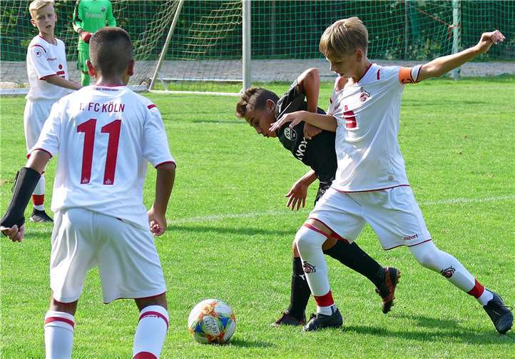 Man schenkte sich nichts im Spiel des 1. FC Köln gegen Sandhausen. Aber vier Gegentreffer ließen beide Seiten trotzdem zu. Foto: Michael Wald