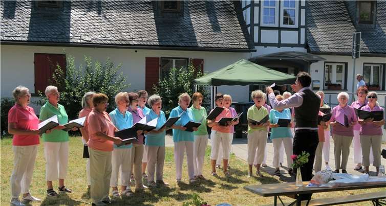 Man spürte, mit welchem Elan die Sängerinnen ihre Begeisterung bei den Chorproben mit auf die Freiluftbühne der AWO Begegnungsstätte brachten. Foto: privat