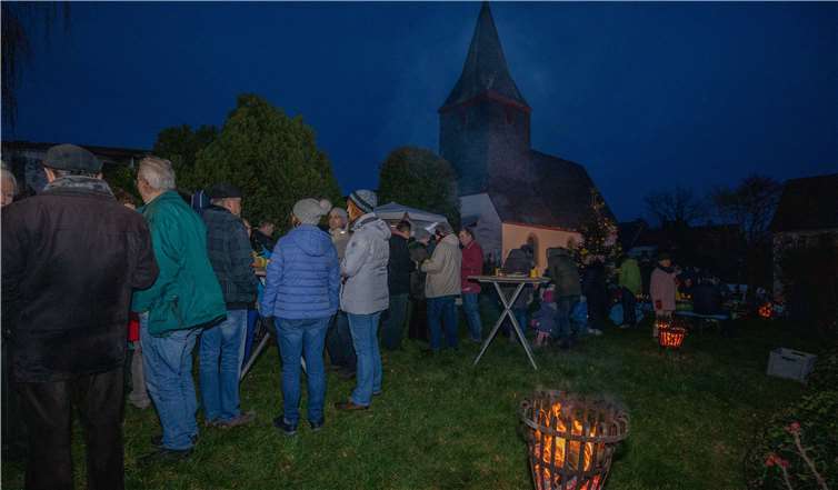 Man traf sich beim gemütlichen Feuer zu Choralmusik, Plätzchen und Glühwein an der Kapelle.
